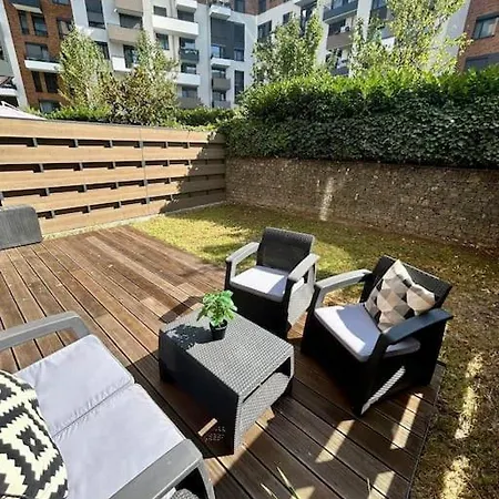 Garden Appt - 40m2 Terrace, Free Garrage Parking Apartmán